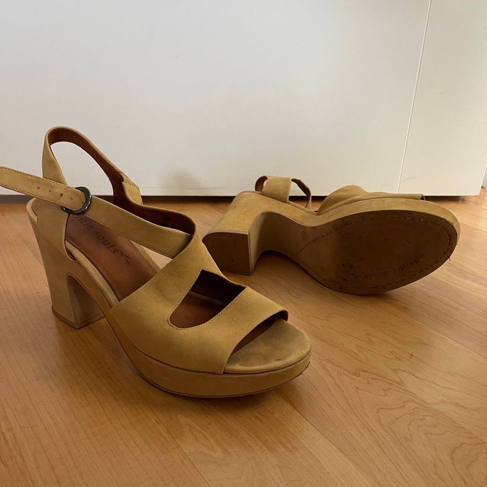 Gentle Souls by Kenneth Cole beige suede chunky platform sandals